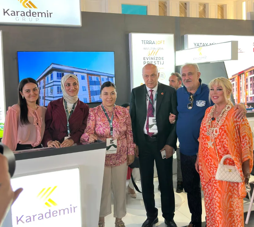 ÜNLÜ SANATÇI SAFİYE SOYMAN VE FAİK ÖZTÜRK YAPI VE KONUT FUARINDA DAİRE SATIN ALDI