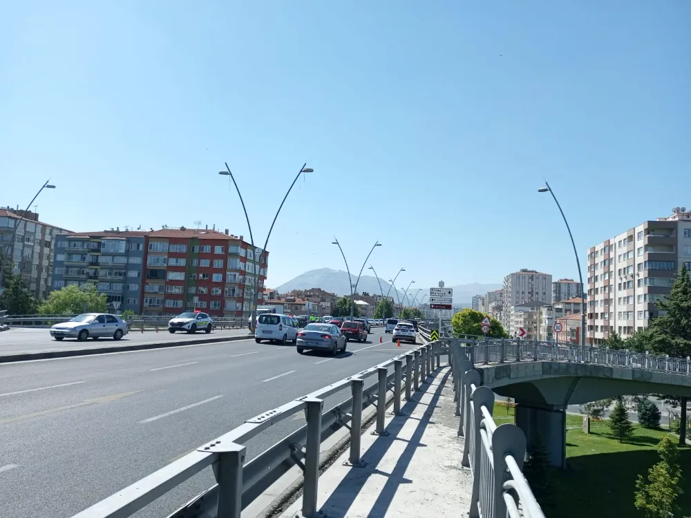 ÜST GEÇİTTE MEYDANA GELEN KAZA TRAFİĞİ FELÇ ETTİ
