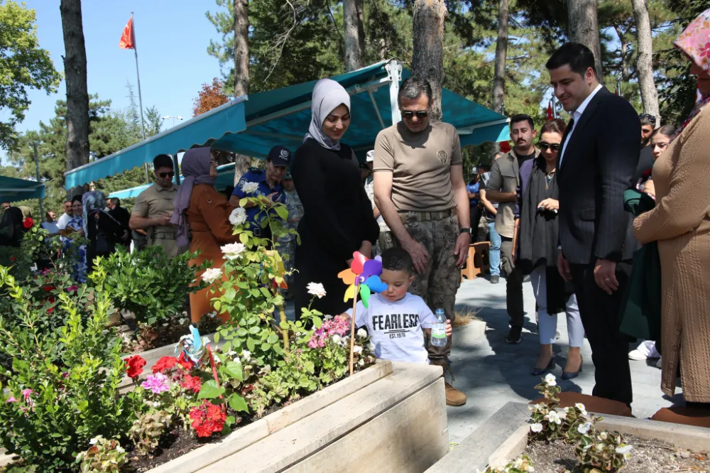 ŞEHİT POLİS MEMURU AKPINAR MEZARI BAŞINDA ANILDI