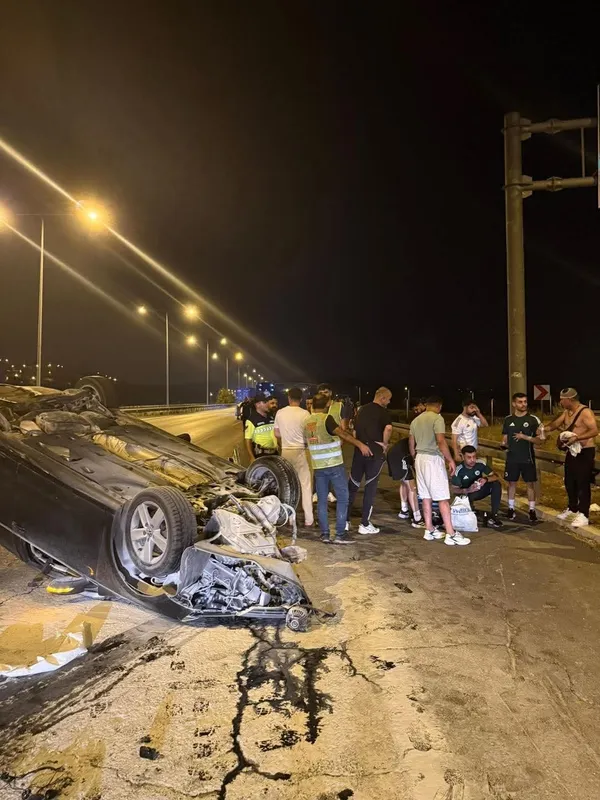 Futbolcular kazaya denk geldi, yaralılara müdahale etti

