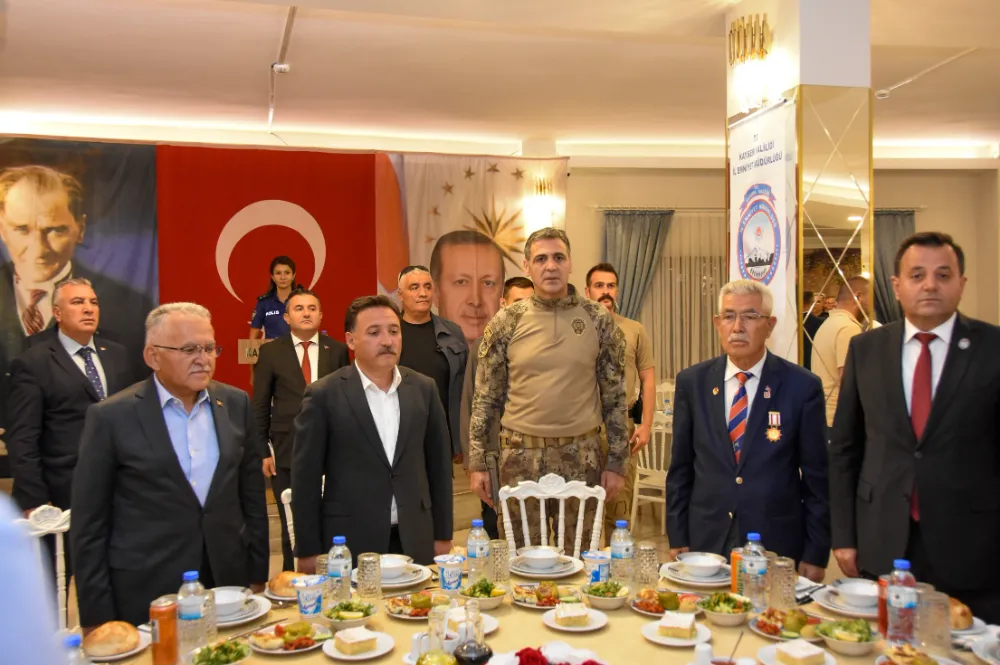 PROTOKOL GAZİLERLE YEMEKTE BULUŞTU