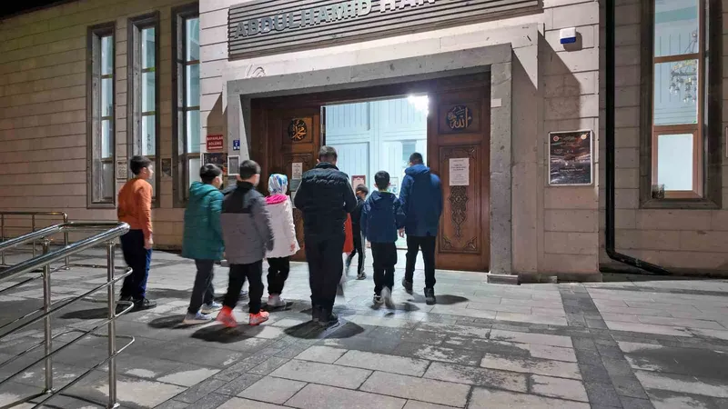 Talas’ta camiler çocukların neşesiyle şenleniyor